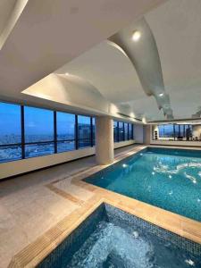 uma piscina num edifício com vista para o oceano em Stylish and private apartment em Riyadh