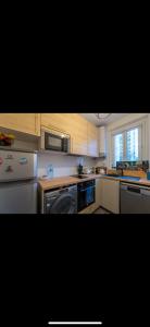 a kitchen with a stove and a microwave at Appartement parisien (12ème) in Paris