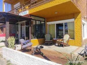 TIEN TAI TUNA في لا بالوما: فناء مع كراسي وطاولة على مبنى