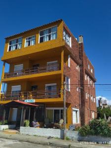 un edificio alto de ladrillo con balcones en el lateral. en TIEN TAI TUNA en La Paloma