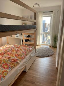 a bedroom with a bunk bed and a desk at Wohlfühlen im Herzen von Wunstorf, 10min zum Meer in Wunstorf