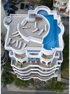 una vista aérea de un edificio con piscina en Monte Cristo Hotel with rooftop pool, en Sarandë
