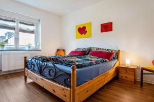 ein Schlafzimmer mit einem Holzbett in einem Zimmer in der Unterkunft Ferienwohnung Glückauf in Castrop-Rauxel