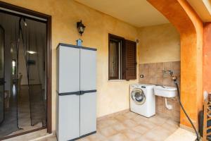La salle de bains est pourvue d'un lave-linge et d'un lavabo. dans l'établissement Villetta Cenzina, à Olìa Speciosa