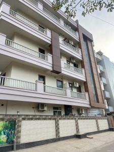 um edifício de apartamentos com varandas ao lado em Aura Luxury Studio Near Golf Course Road, Sector 57, Gurgaon em Gurgaon