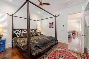 1 dormitorio con cama con dosel y sala de estar. en 4 Private Suites in a New Ultra Luxury Residence, en Naples