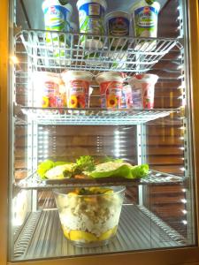 einen offenen Kühlschrank mit Speisen und Getränken in der Unterkunft Hotel Martina in Żnin