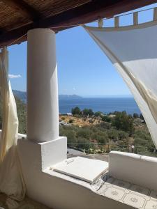 uma vista para o oceano a partir de uma varanda de uma casa em Salina Castel Vinci em Rinella