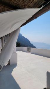 um telhado branco com vista para o oceano em Salina Castel Vinci em Rinella