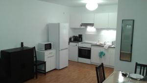 Kuchyň nebo kuchyňský kout v ubytování TY BIHAN - T2 - Wifi - Parking - Terrasse