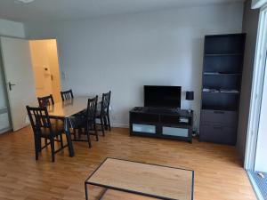 TV a/nebo společenská místnost v ubytování TY BIHAN - T2 - Wifi - Parking - Terrasse