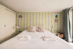 Кровать или кровати в номере The Colouring Book 3 Bedroom Home in Notting Hill