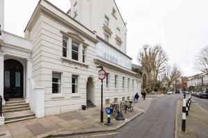 ロンドンにあるThe Colouring Book 3 Bedroom Home in Notting Hillの通路脇白い建物