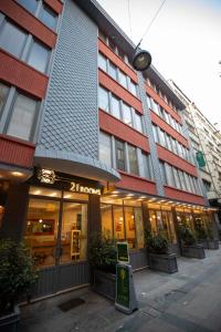 イスタンブールにある21 Rooms Hotelの正面に駐車計のある建物