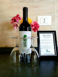 a bottle of wine and two glasses on a table at Polani - Il Noceto in Cave +17 photos