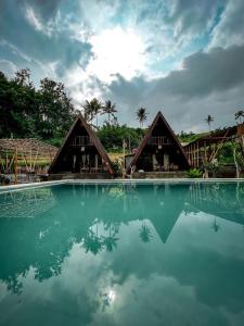 タバナンにあるUmaUthu Baliの水のプール付きのリゾートの景色を望めます。