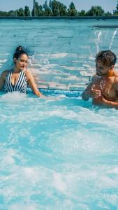 eine Frau und ein Kind in einem Schwimmbad in der Unterkunft Albergo Pompei Valley in Pompei