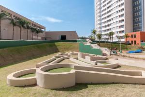 um parque com um anfiteatro de betão sentado em frente a um edifício em Ideal para famílias, hospede-se no Solar das Águas. em Olímpia
