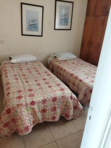 dwa łóżka w małym pokoju z dwoma łóżkami w obiekcie anastasia holiday apartments w Pafos