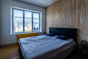 a bedroom with a bed and a large window at L Etoile de Boulogne proche plage et nausicaa in Boulogne-sur-Mer