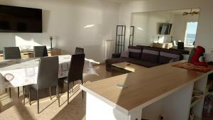 cocina y sala de estar con sofá y mesa en Appartement vue mer 80m2 en Fréjus