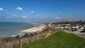 a view of a beach with houses and the ocean at citesteloi in Friville-Escarbotin