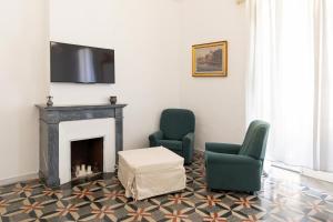 ガリポリにあるPalazzo Grassiのリビングルーム(椅子2脚、暖炉付)
