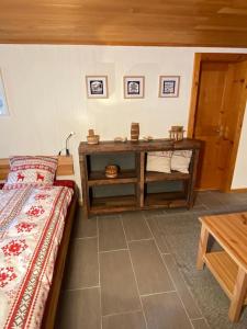 una camera con un letto e un tavolo di 1 room apt, kitchen, patio, in beautiful chalet a Les Diablerets