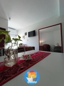 um quarto com um vaso numa mesa com um espelho em HERMOSO MONOAMBIENTE!! UBICACIÓN IDEAL!! PRECIO ÚNICOi! em Rosário