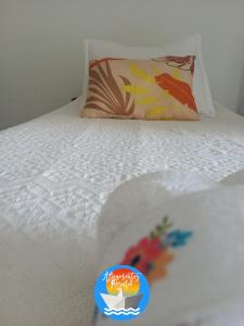 a white bed with a pillow and a sticker on it at HERMOSO MONOAMBIENTE!! UBICACIÓN IDEAL!! PRECIO ÚNICOi! in Rosario