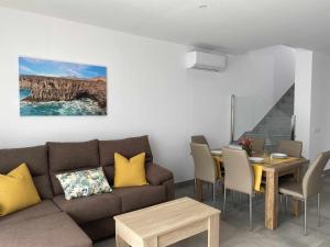 - un salon avec un canapé et une table dans l'établissement Aguja Villa con piscina y barbacoa para disfrutar, à Puerto Calero