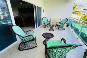 quatro cadeiras e uma mesa numa varanda em Oceanfront Residence em Las Terrenas