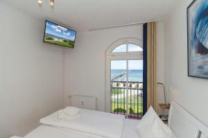 ein Zimmer mit einem Fenster mit Blick auf das Meer in der Unterkunft Haus Atlantik in Kühlungsborn