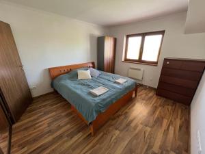 een slaapkamer met een bed en een houten vloer bij 3-bedroom apartment in Šamorín in Šamorín