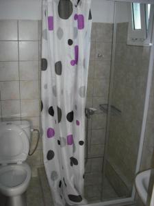 ein Badezimmer mit einem Duschvorhang mit Polka-Punkten in der Unterkunft Kostas--Sarantis--2 in Lakíthra