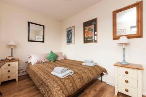 a bedroom with a bed with towels on it at Central Camden Flat With Terrace For 4 People in London