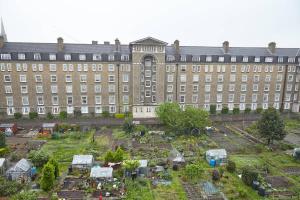 um grande edifício com um jardim em frente em Central Camden Flat With Terrace For 4 People em Londres