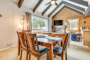 Μια τηλεόραση ή/και κέντρο ψυχαγωγίας στο Cozy Estes Park Condo with Balcony and Fireplace! +19 φωτογραφίες