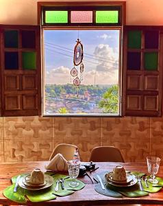 uma mesa de jantar com vista para uma janela em Hospedaria do Tom em Lençóis