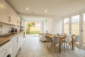 a kitchen and dining room with a table and chairs at Beautiful and Spacious Cambridge Home with Free Parking & Garden! in Cambridge