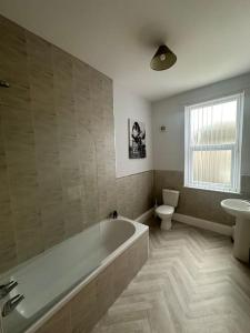 y baño con bañera, aseo y lavamanos. en 79 Hambledon-2Bed upstairs flat, en Blythe