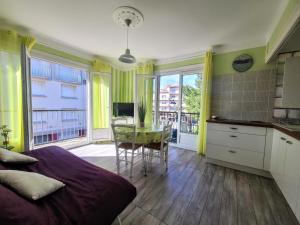 een slaapkamer met een bed en een tafel en een keuken bij Appartement Argelès-sur-Mer, 2 pièces, 4 personnes - FR-1-309-371 in Argelès-sur-Mer