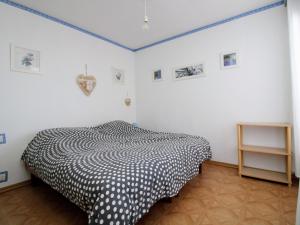 1 dormitorio con 1 cama en blanco y negro en Appartement Saint-Cyprien, 2 pièces, 4 personnes - FR-1-309-370, en Saint-Cyprien