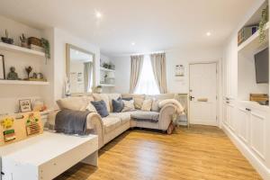 a living room with a couch and a table at Charming Cambridge Cottage With Lovely Garden 