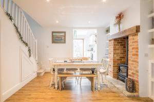 a dining room with a table and chairs at Charming Cambridge Cottage With Lovely Garden 