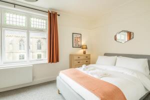 ein Schlafzimmer mit einem großen Bett und einem Fenster in der Unterkunft Fabulous Large Apartment for 7 - CENTRAL Cambridge in Cambridge