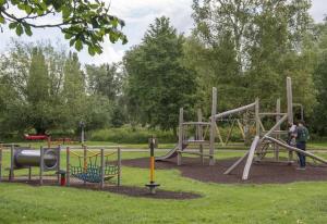 einen Park mit Spielplatz mit Rutsche in der Unterkunft Charming Renovated Family Home in Cherry Hinton