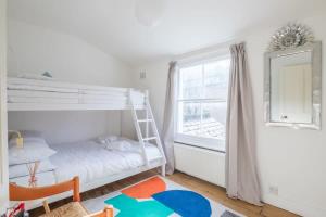 - une chambre avec des lits superposés et une fenêtre dans l'établissement Central Cosy Cambridge Home, à Cambridge
