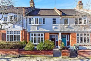 uma grande casa de tijolos com uma porta azul em Beautiful Family Victorian Home em Crystal Palace