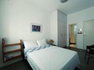 una camera con un grande letto bianco di Apartamento Confort 804 a Rio de Janeiro